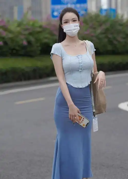 恬静休闲的穿搭,方领上衣搭配深蓝长裙,优雅大方又迷人