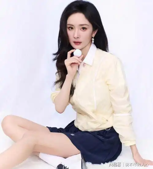 最美还是少女时刻的杨幂,青色短裙搭配米黄色上衣展现靓丽身影