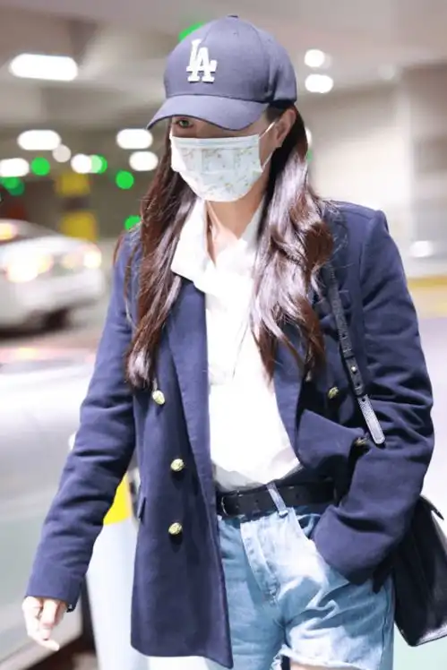 辣妈包文婧太时髦了,西装配破洞裤穿出好气质,感觉还有少女感