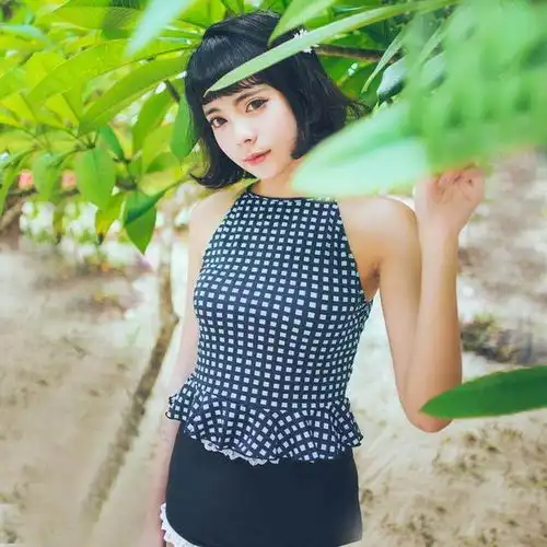 夏日穿性感泳衣,青春甜美少女风
