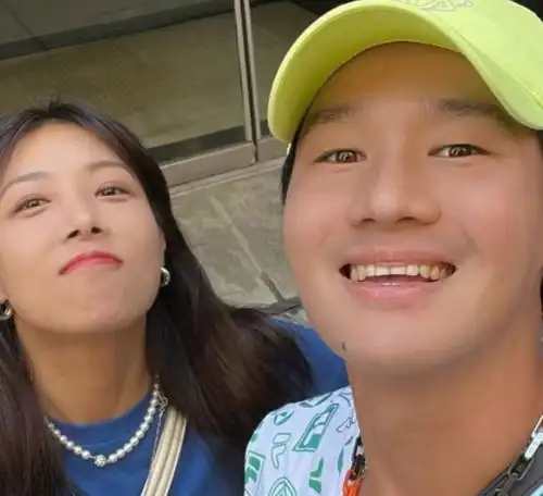 流年不利亚运会怒摔球拍的韩国运动员,被大9岁艺人女友甩了