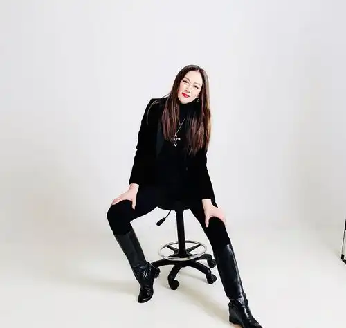任达华14岁女儿再拍时尚杂志身高180,九头身大长腿太惊人