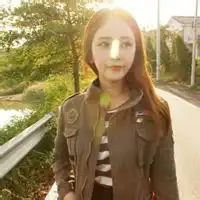 清新唯美女头依楼倾听雨中那份旋律