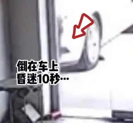 小男子汉母子外出就餐食物中毒,8岁男孩一路摔倒外出求救