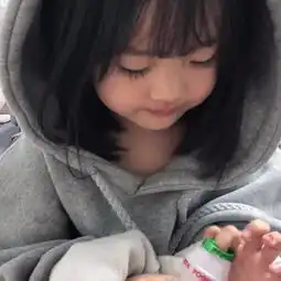 这个小女孩叫什么名字有知道的吗还有其他照片吗