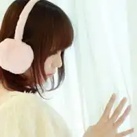 遮住半边脸的女生头像