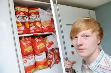 英国少年10年吃薯片2万多包原是饮食失调症