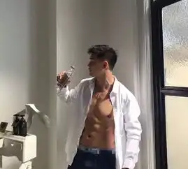 被摄影师拖到海边扔掉衬衫肌肉男