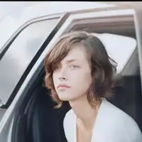 深邃眼眸的欧美女生头像是不是爱已经变得腐朽女生头像