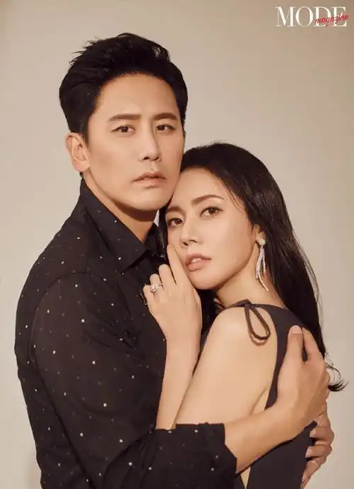 于晓光秋瓷炫夫妇合体拍大片,俩人全程抱一起大秀婚戒,恩爱十足