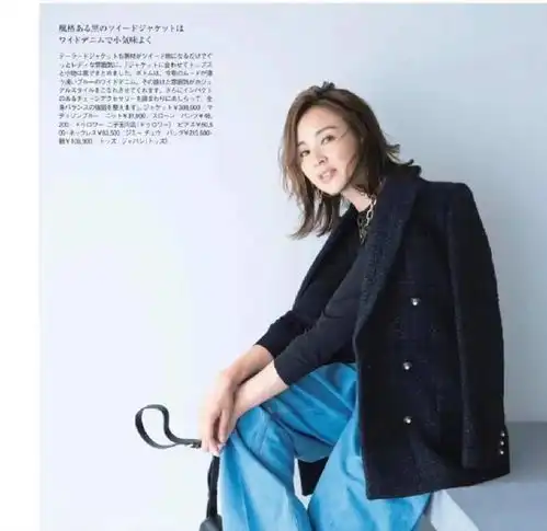 今秋流行一种不挑人的穿搭上身黑西装下身牛仔裤,时髦又减龄