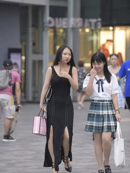 美女与闺蜜逛街,穿吊带连衣裙秀身材,却被拉链抢镜