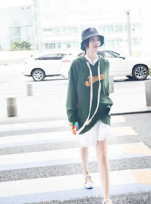 33岁袁姗姗撞衫同岁江疏影,同款牛油果针织衫,一个少女一个拽酷