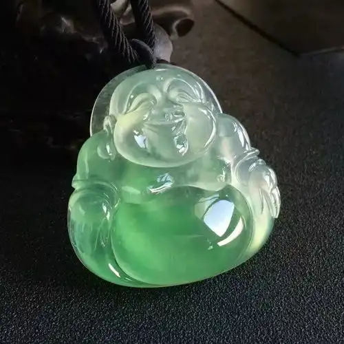 佩玉有讲究,翡翠花件寓意多合适自己的才最好