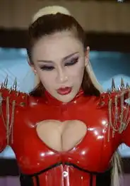 车模着乳胶装秀爆乳不慎露胸贴