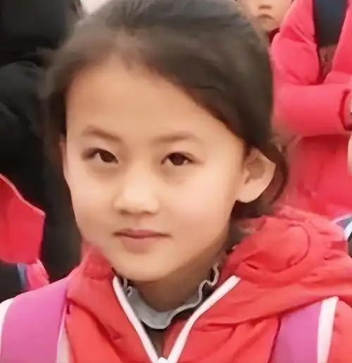 3年前,宁夏7岁小女孩一笑成名,后父母拒百万签约,如今怎么样了