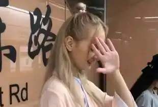 俄罗斯美女试穿中国汉服超害羞,当她抬起头时,网友是心动啊