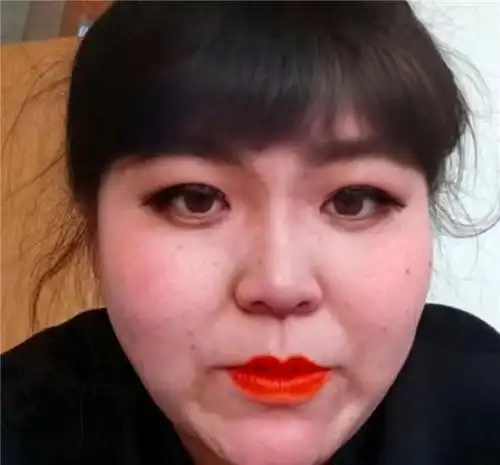 网红郭老师现身南京旅游,人气太旺致交通瘫痪,不愧为内娱女顶流