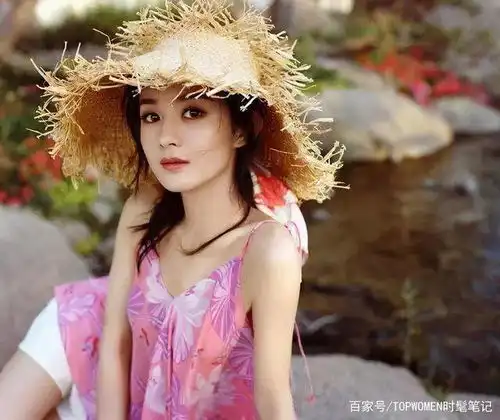赵丽颖明蓝色蛋糕裙惊艳亮相,展露小v领辣翻尽显女王气质
