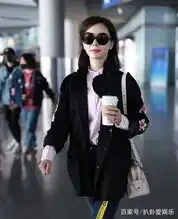 陈数太少女,在黑色外套的袖子上别桃花,意外好看