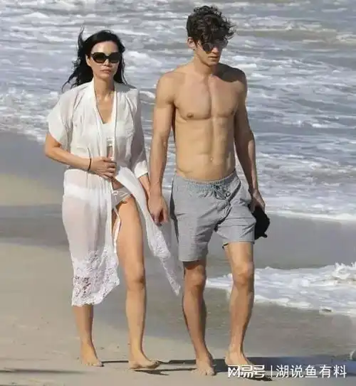 邓文迪盛装出席前夫婚礼,靠离婚身家暴涨400亿与肌肉男海边戏水