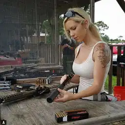 组图国外女枪神网络走红精通轻重武器