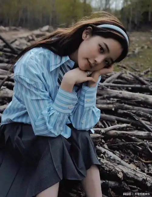 欧阳娜娜三组春夏出游穿搭,尽显甜美少女风,小碎花吊带美翻了