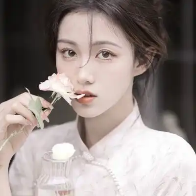 在黑白里温柔地爱彩色,在彩色里朝女生头像我要个性网