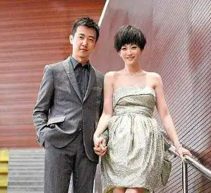44岁李小冉与男友太亲密,贴身靠肩不避嫌,曾为前男友堕胎两次