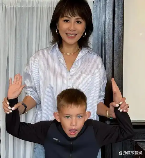 刘嘉玲换新发型太惊艳,脸部紧致似少女,穿搭模版值得学习