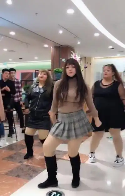 抖音走火三个胖女孩舞蹈视频,其中她是亮点,网友秀