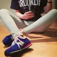 女生拿手机盘腿头像微信头像图片大全