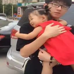 兄妹两个人相差17岁,妹妹看见哥哥大声喊着抱抱,画面暖心
