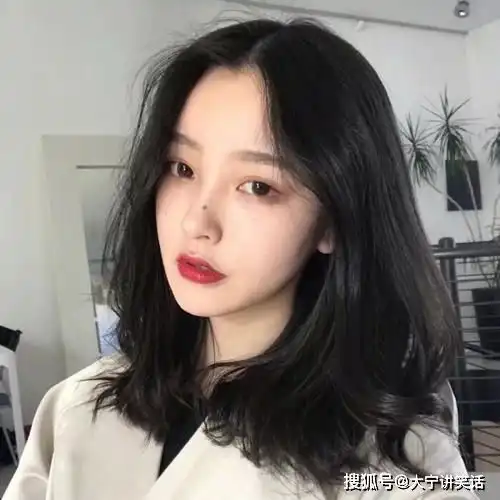搞笑gif美女,这是把钥匙拉家里了,怎么还翻窗户