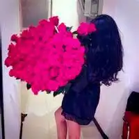 女生微信抱花头像女生抱着花束