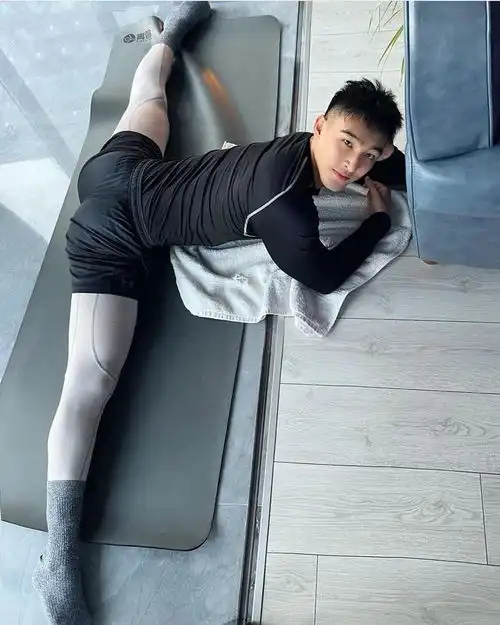 大秀腹肌和翘臀的肌肉帅哥