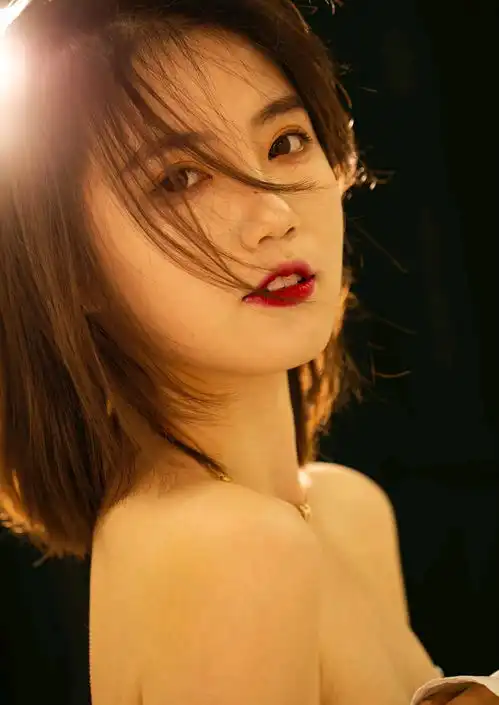 牛仔裤白衬衫的气质美女,港风气息扑面而来,求口红色号