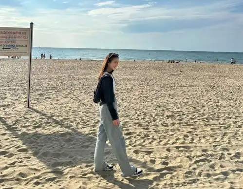 陈梦分享海边美照墨镜披肩长发变身清新美女,继续冲击大满贯