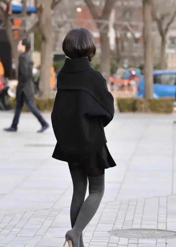 街拍芳菲妩媚的小姐姐,一件浅色连衣裙外搭黑色皮衣,魅力十足