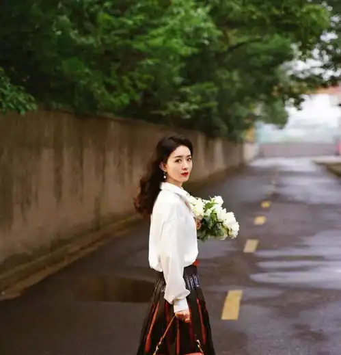 赵丽颖不愧是气质女神,身着细纱碎花上衣完全不像33岁的人