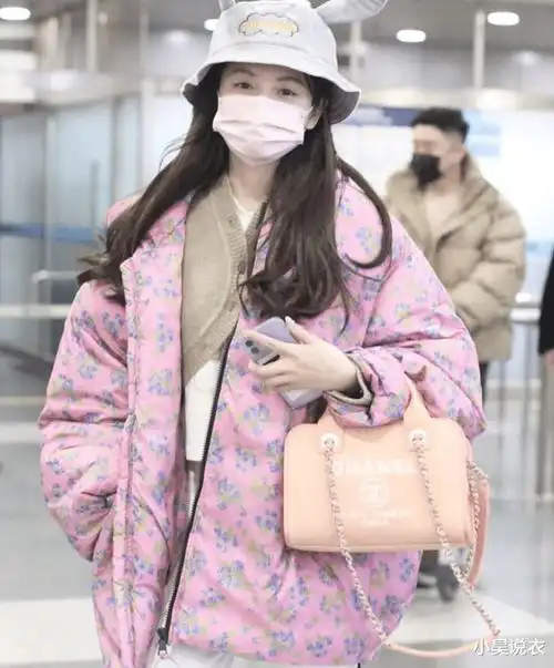 林小宅穿羽绒服走机场,打扮时髦像个小仙女,年龄不大格外淑女