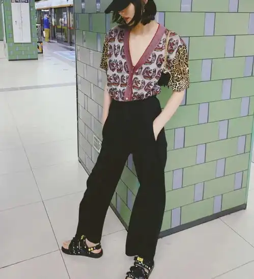 穿搭技巧之肩宽的女生如何穿衣显瘦