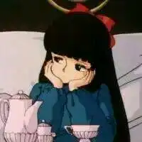 如图,黑色长发,后面扎个红色蝴蝶结,穿了蓝色衣服的女生,是那个动漫里的人物