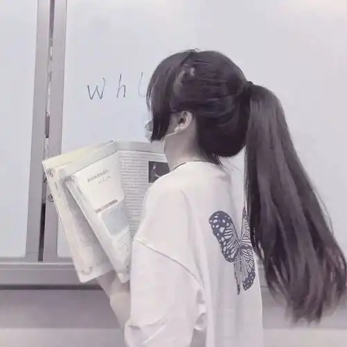 女生马尾头像这个世界泥泞破碎,却也能开出温柔的花朵