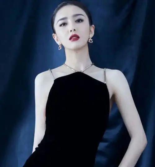 佟丽娅这身材真迷人一袭粉色吊带裙温柔又甜美,哪里像孩子妈
