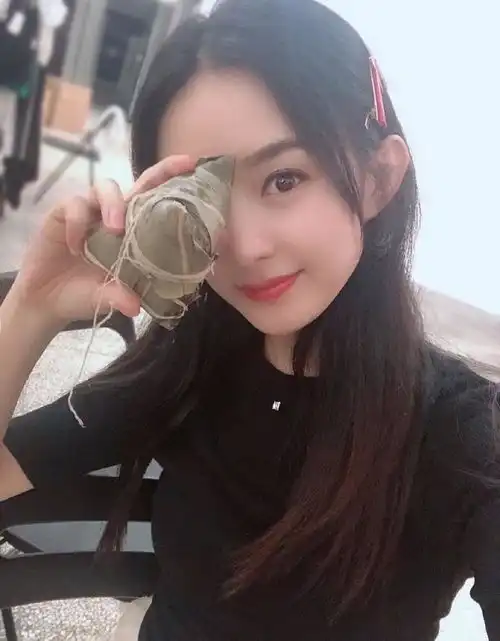 赵丽颖晒自拍还被偷拍大眼萌圆嘟嘟脸超可爱,33岁像二次元少女
