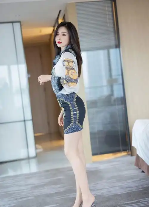 美丽动人的印花连衣包臀裙,让美女的气质更加大气,冷艳高贵