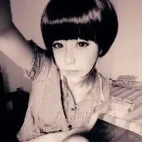 我是个初三的女孩子想剪个短发但是我有点微胖个子有点矮脸胖脖子短什么发型适合我啊
