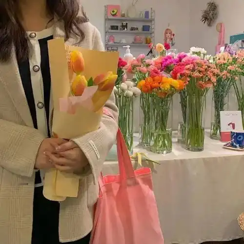 手拿捧花的头像女