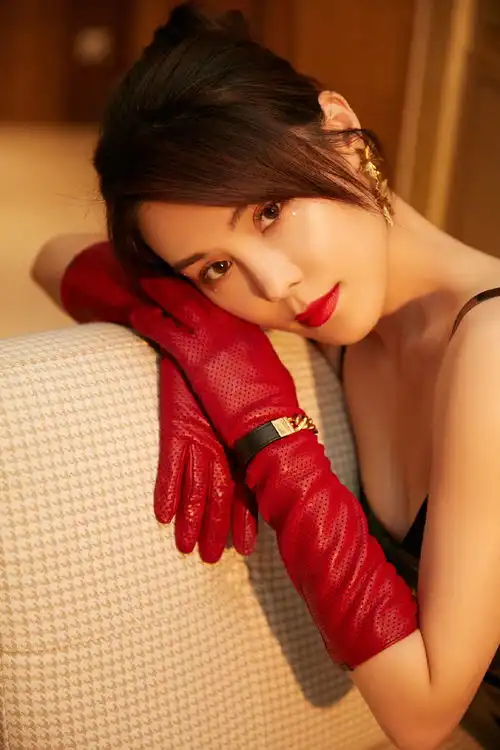 韩丹桐美妆造型,身穿乳胶吊带裙装,冷艳魅力时尚感十足